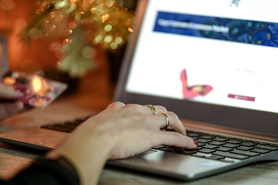 Comparing lender offers online on a laptop